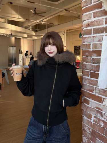 Photographed American-style faux fur hooded thick slimming short winter coat for women, featuring extra thick and warm fuzzy inner lining cotton puffer jacket