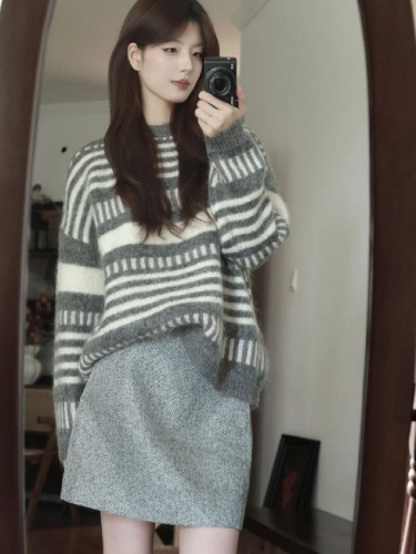 Women's Loose and Slouchy V-Neck Knit Sweater with Plaid Design, Fall Trend New Style, Sheer Chanel-inspired Vibe, Thickened for Warmth