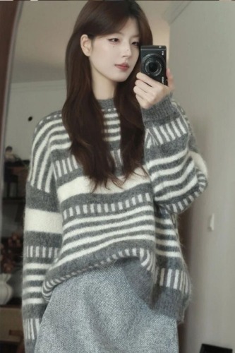 Women's Loose and Slouchy V-Neck Knit Sweater with Plaid Design, Fall Trend New Style, Sheer Chanel-inspired Vibe, Thickened for Warmth