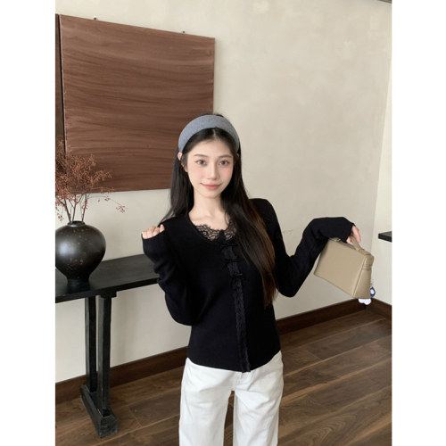 Real-shot, genuine bow-knot lace V-neck knitted sweater for women—stylish, figure-flattering bottoming sweater with lace trim.