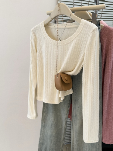 Real-shot chic sweet & spicy alluring style off-shoulder U-neck long-sleeved T-shirt for women, autumn fashion, slim-fit Korean-style cropped top.