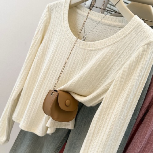 Real-shot chic sweet & spicy alluring style off-shoulder U-neck long-sleeved T-shirt for women, autumn fashion, slim-fit Korean-style cropped top.