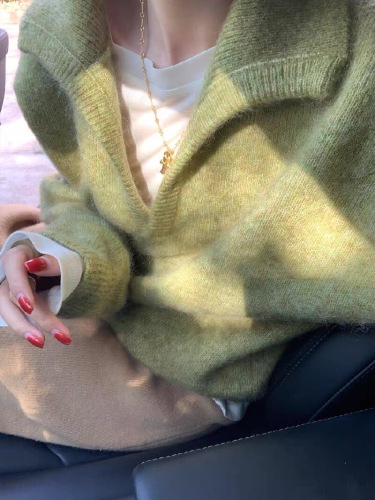 Korean-style casual orange turtleneck sweater for winter 2025, exuding a relaxed and elegant beauty, absolutely stunning and stylish top