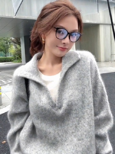 Korean-style casual orange turtleneck sweater for winter 2025, exuding a relaxed and elegant beauty, absolutely stunning and stylish top