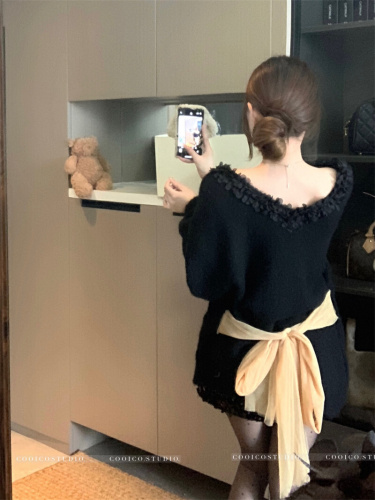 Photographed Christmas V-neck lace sweater for women, winter ambiance, pure desire, warm, tie-up top