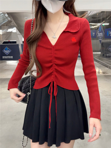 Real-shot V-neck knitted sweater for women—autumn Korean-style outfit with an atmospheric vibe, featuring a waist-slimming design and a stylish lapel top.