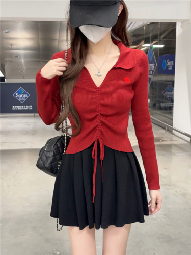 Real-shot V-neck knitted sweater for women—autumn Korean-style outfit with an atmospheric vibe, featuring a waist-slimming design and a stylish lapel top.