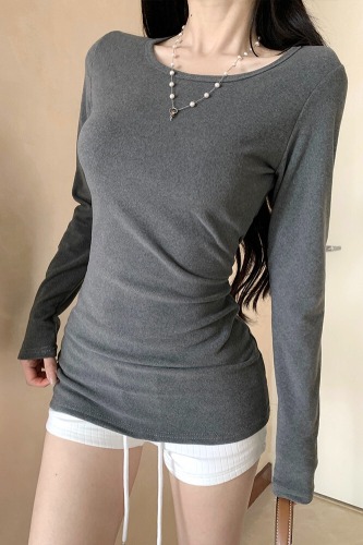 Real-shot. Fleece-lined, thickened solid-color basic bottoming shirt—autumn/winter inner layer, square-neck, true-shoulder long-sleeved T-shirt top.