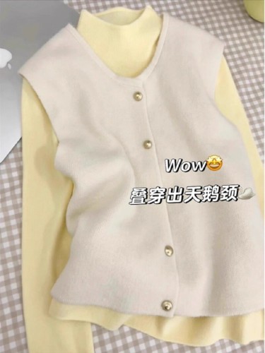 High-end minimalist retro pumpkin orange base shirt for women, innerwear for autumn and winter, half-length soft and fluffy crew neck sweater, long-sleeved knitted top