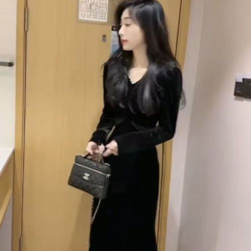 Fashionable Velvet Dress for Women, 2025 Autumn/Winter New Arrival, Elegant V-Neck, Slimming Goddess Medium-Length Skirt