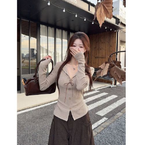 Original-quality, chic bow-knot V-neck long-sleeved T-shirt for women—autumn sweet and spicy, slim-fit, design-conscious bottoming top.