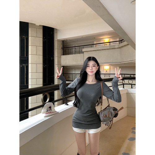 Real-shot. Fleece-lined, thickened solid-color basic bottoming shirt—autumn/winter inner layer, square-neck, true-shoulder long-sleeved T-shirt top.