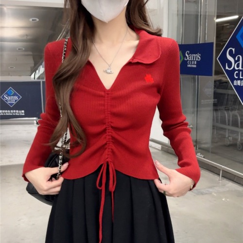 Real-shot V-neck knitted sweater for women—autumn Korean-style outfit with an atmospheric vibe, featuring a waist-slimming design and a stylish lapel top.