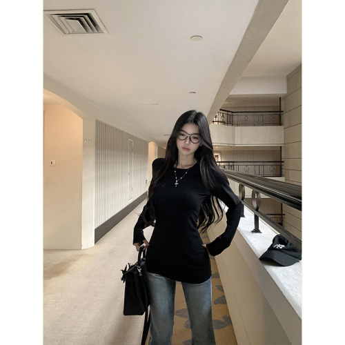 Real-shot. Fleece-lined, thickened solid-color basic bottoming shirt—autumn/winter inner layer, square-neck, true-shoulder long-sleeved T-shirt top.