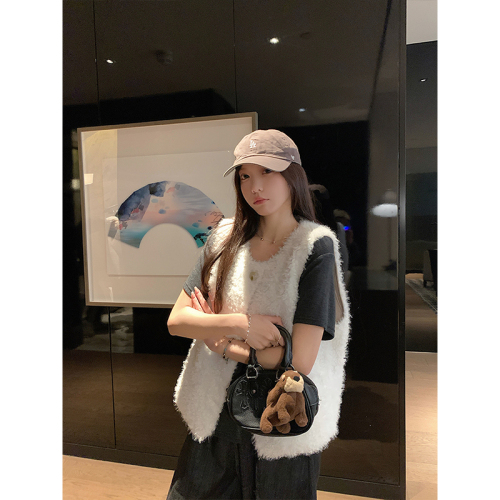 Actual shot. Fur and leather one-piece sleeveless vest for autumn and winter, plush warm and thick coat