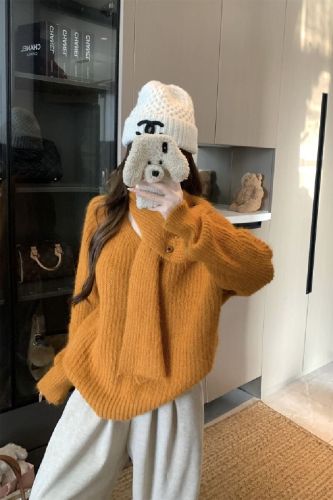 Photographed 2025 Autumn/Winter New High-End Detachable Scarf Loose Long-Sleeve V-Neck Knit Top for Women