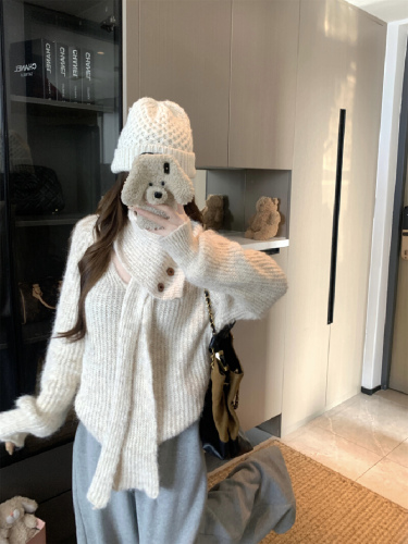 Photographed 2025 Autumn/Winter New High-End Detachable Scarf Loose Long-Sleeve V-Neck Knit Top for Women