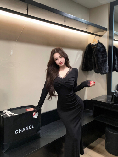 Shooting! Elegant Lace V-Neck Knit Dress for Women - New Arrival for Autumn/Winter with a Sense of Luxury - Long-Sleeved Base Layer Dress