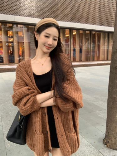 Photographed in winter with a gentle atmosphere, chunky knit sweater coat for autumn and winter, versatile, strap dress set