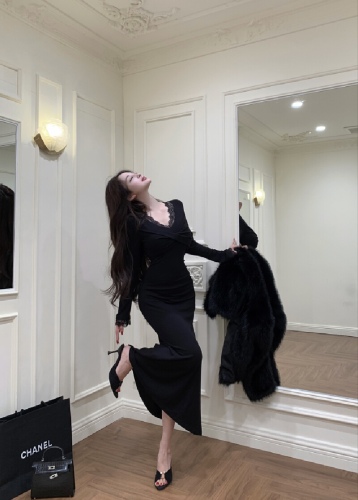 Shooting! Elegant Lace V-Neck Knit Dress for Women - New Arrival for Autumn/Winter with a Sense of Luxury - Long-Sleeved Base Layer Dress