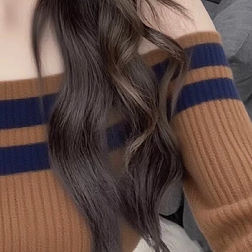 Korean-style early autumn outfit, incredibly stylish, light mature top, unique small design, beautiful faux two-piece striped knitwear for women