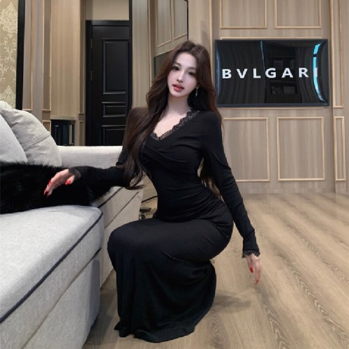 Shooting! Elegant Lace V-Neck Knit Dress for Women - New Arrival for Autumn/Winter with a Sense of Luxury - Long-Sleeved Base Layer Dress