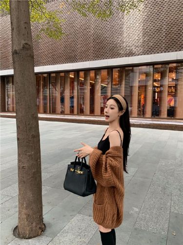Photographed in winter with a gentle atmosphere, chunky knit sweater coat for autumn and winter, versatile, strap dress set