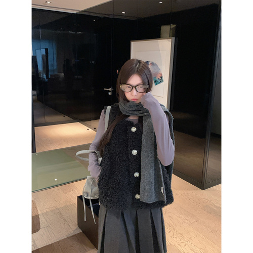 Actual shot. Fur and leather one-piece sleeveless vest for autumn and winter, plush warm and thick coat