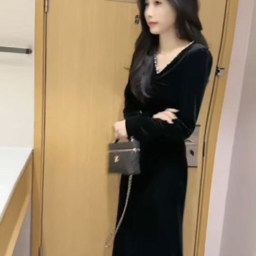 Fashionable Velvet Dress for Women, 2025 Autumn/Winter New Arrival, Elegant V-Neck, Slimming Goddess Medium-Length Skirt