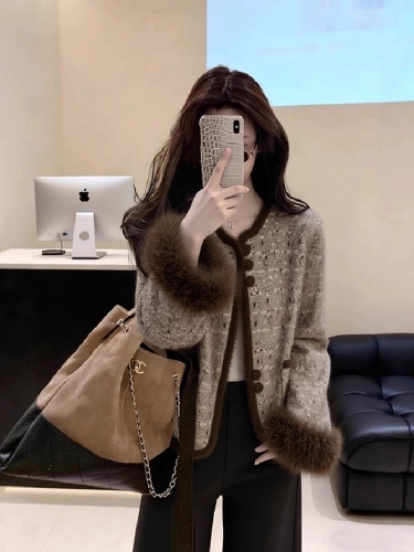 Women's 2025 Winter Brown Sheath Coat, Unique, Stylish, and Fashionable, Light Mature, Versatile, Short Length Top