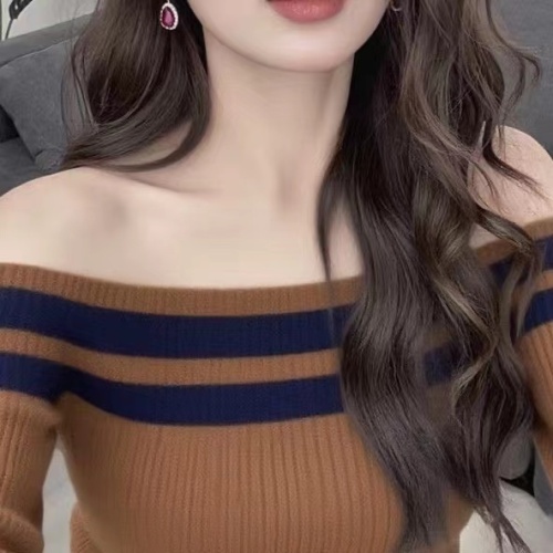 Korean-style early autumn outfit, incredibly stylish, light mature top, unique small design, beautiful faux two-piece striped knitwear for women