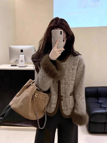 Women's 2025 Winter Brown Sheath Coat, Unique, Stylish, and Fashionable, Light Mature, Versatile, Short Length Top