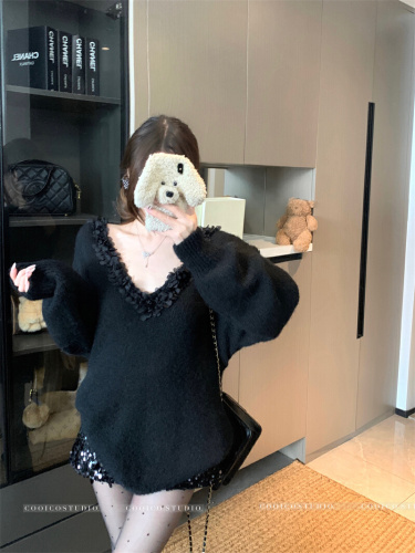 Photographed Christmas V-neck lace sweater for women, winter ambiance, pure desire, warm, tie-up top