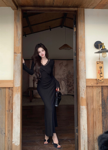 Shooting! Elegant Lace V-Neck Knit Dress for Women - New Arrival for Autumn/Winter with a Sense of Luxury - Long-Sleeved Base Layer Dress