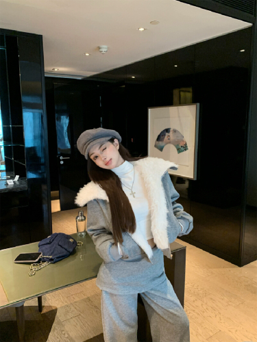 Real shot—Autumn/Winter: Thickened zip-up jacket with a large faux-fur collar + half-turtleneck base T-shirt + flared palazzo pants set