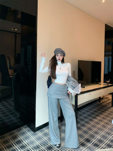 Real shot—Autumn/Winter: Thickened zip-up jacket with a large faux-fur collar + half-turtleneck base T-shirt + flared palazzo pants set