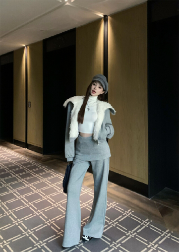 Real shot—Autumn/Winter: Thickened zip-up jacket with a large faux-fur collar + half-turtleneck base T-shirt + flared palazzo pants set