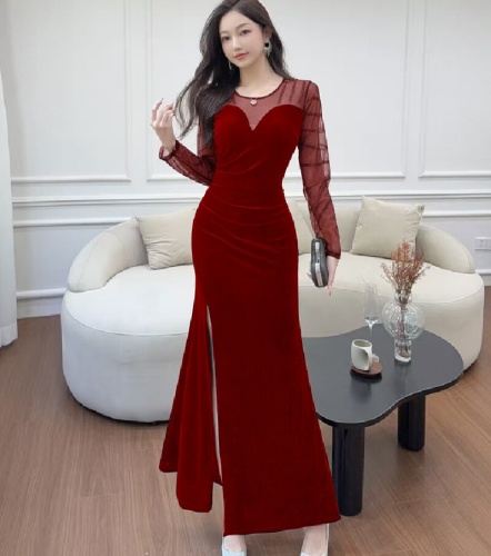 Real-shot elegant, high-end, feminine autumn/winter slimming, figure-flattering dress for socialites.