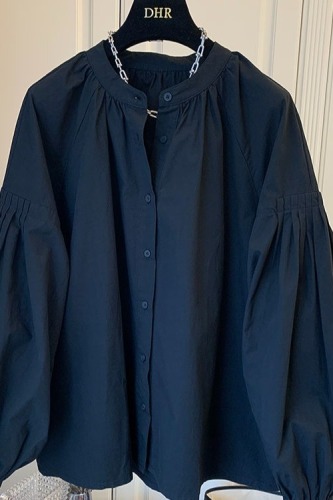 Retro French pleated bubble sleeve loose V-neck women's top with doll shirt, splicing design, unique and trendy