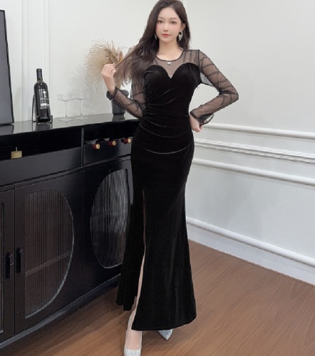Real-shot elegant, high-end, feminine autumn/winter slimming, figure-flattering dress for socialites.