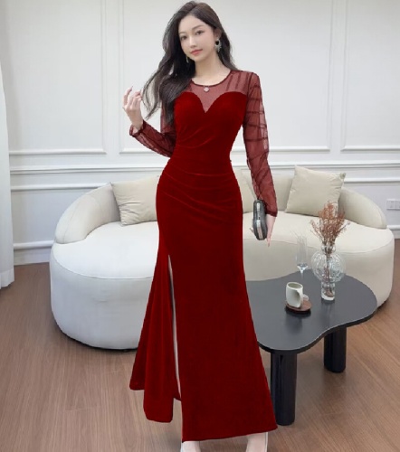 Real-shot elegant, high-end, feminine autumn/winter slimming, figure-flattering dress for socialites.