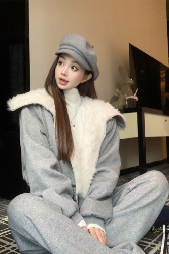 Real shot—Autumn/Winter: Thickened zip-up jacket with a large faux-fur collar + half-turtleneck base T-shirt + flared palazzo pants set