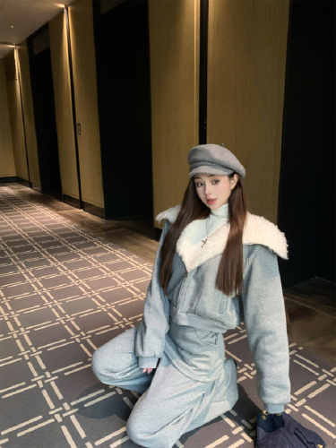 Real shot—Autumn/Winter: Thickened zip-up jacket with a large faux-fur collar + half-turtleneck base T-shirt + flared palazzo pants set