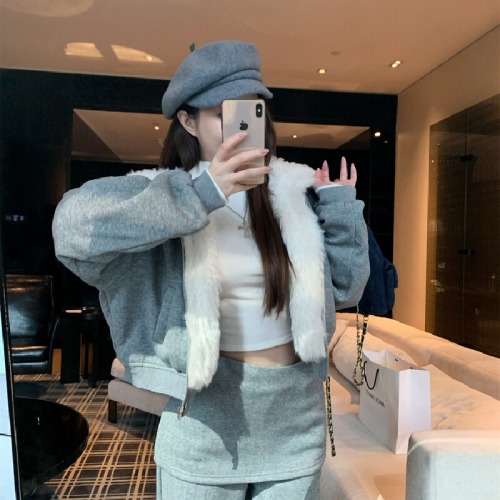 Real shot—Autumn/Winter: Thickened zip-up jacket with a large faux-fur collar + half-turtleneck base T-shirt + flared palazzo pants set