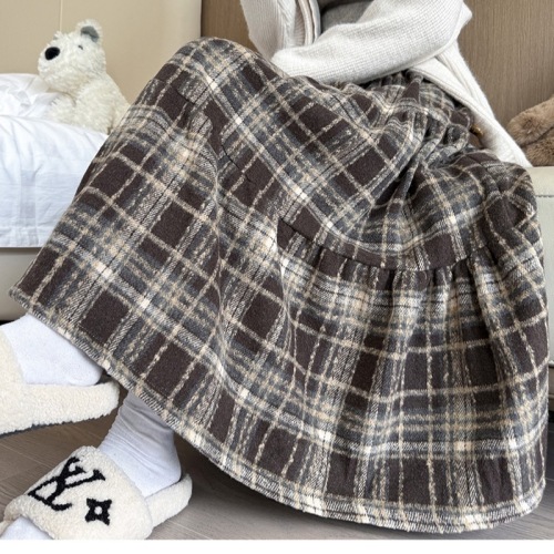 Vintage wool flannel grid skirt for women, autumn and winter 2025 new arrival high-waist slimming A-line skirt, medium-length tiered skirt