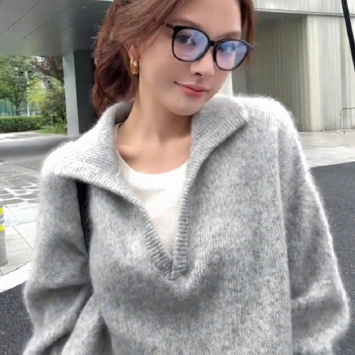 Korean-inspired effortless chic minimalist crew neck long-sleeved knit top for women, incredibly stylish and fresh, soft and trendy upper garment.