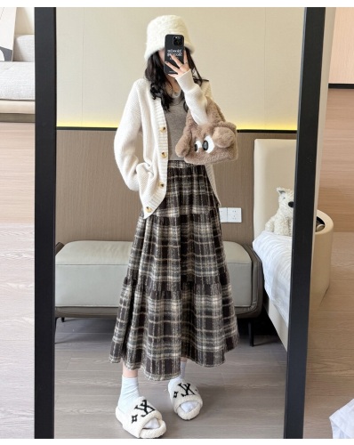 Vintage wool flannel grid skirt for women, autumn and winter 2025 new arrival high-waist slimming A-line skirt, medium-length tiered skirt