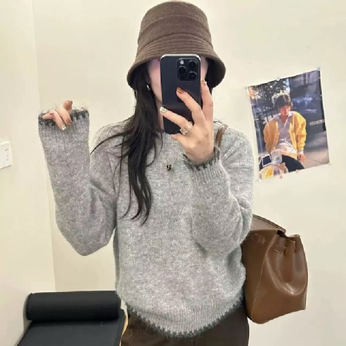 Autumn and Winter Women's Gray Sweater, 2025 New Arrival, Outerwear, High-End Knitted Base Layer Top for Winter