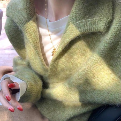 Korean-inspired effortless chic minimalist crew neck long-sleeved knit top for women, incredibly stylish and fresh, soft and trendy upper garment.