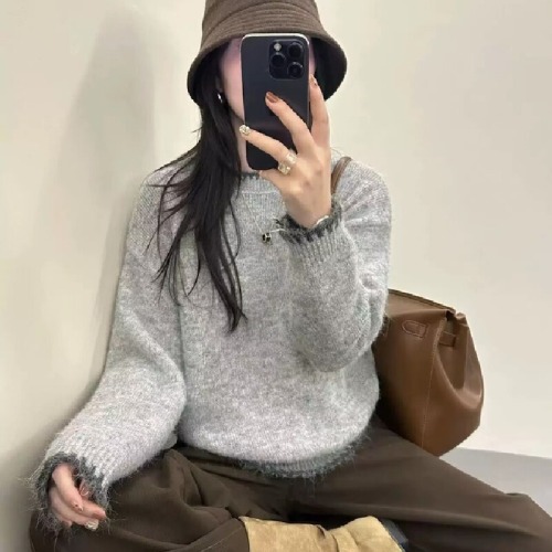 Autumn and Winter Women's Gray Sweater, 2025 New Arrival, Outerwear, High-End Knitted Base Layer Top for Winter